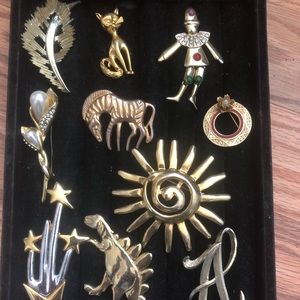 Lot Of Vintage To Modern brooches gold tone